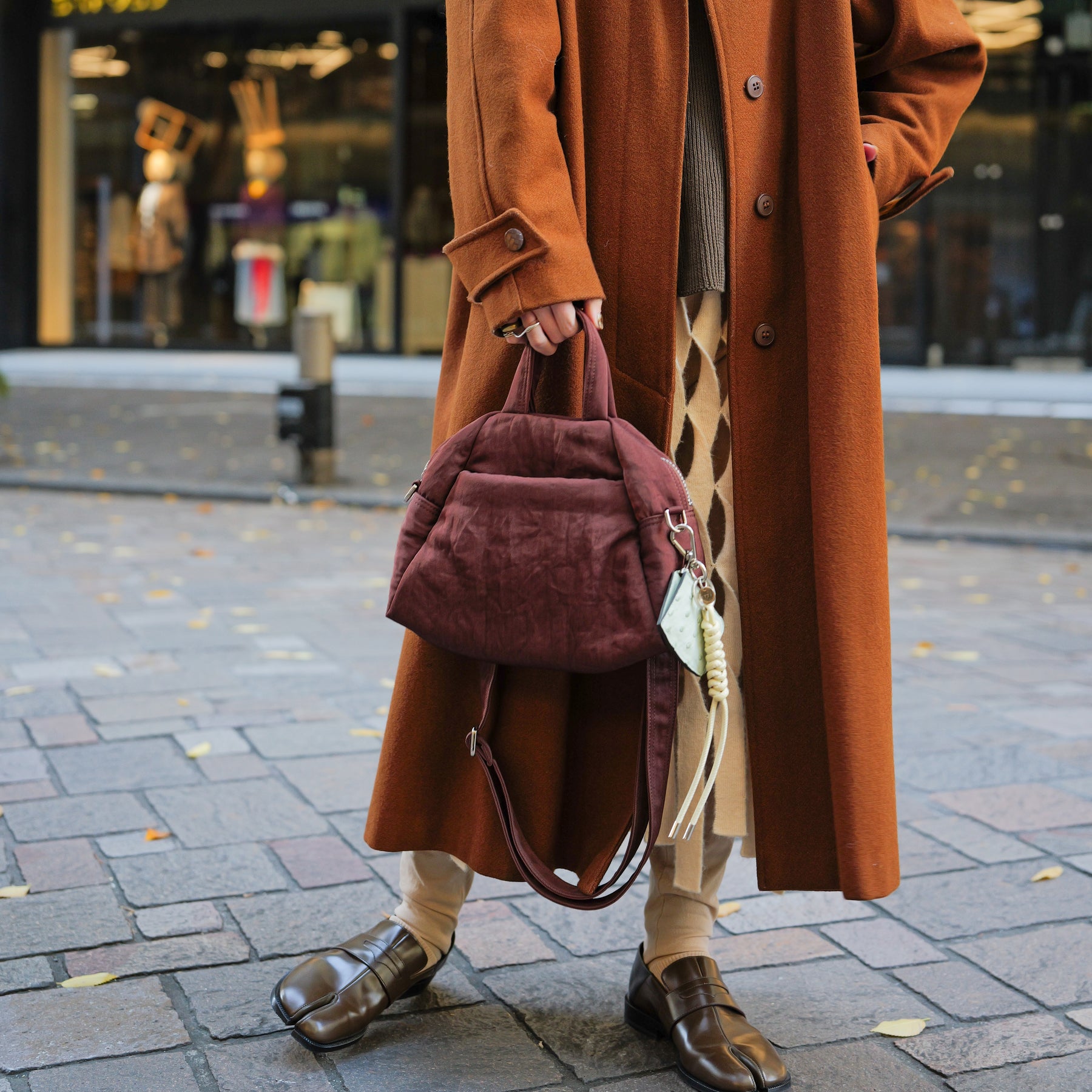 ANNIE PUFFER MINI MADISON BAG / CERATO BRIGHT｜撥水 中綿入り ナイロンバッグ ミニショルダー 斜め掛け レディース メンズ｜ITTI（イッチ）公式｜モデル着用イメージ スタイリング コーディネート