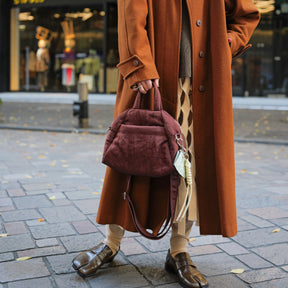 ANNIE PUFFER MINI MADISON BAG / CERATO BRIGHT｜撥水 中綿入り ナイロンバッグ ミニショルダー 斜め掛け レディース メンズ｜ITTI（イッチ）公式｜モデル着用イメージ スタイリング コーディネート