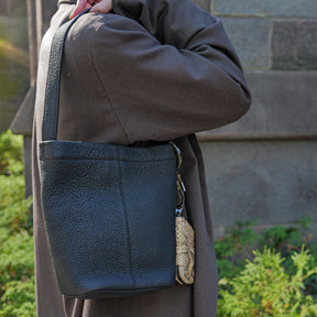 MARY BUCKET SHOULDER MINI / DIPLO SKY｜上品レザー ミニバケットバッグ｜ITTI（イッチ）公式｜メンズ レディース モデル 着用イメージ スタイリング コーディネート