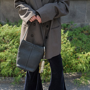 MARY BUCKET SHOULDER MINI / DIPLO SKY｜上品レザー ミニバケットバッグ｜ITTI（イッチ）公式｜メンズ レディース モデル 着用イメージ スタイリング コーディネート