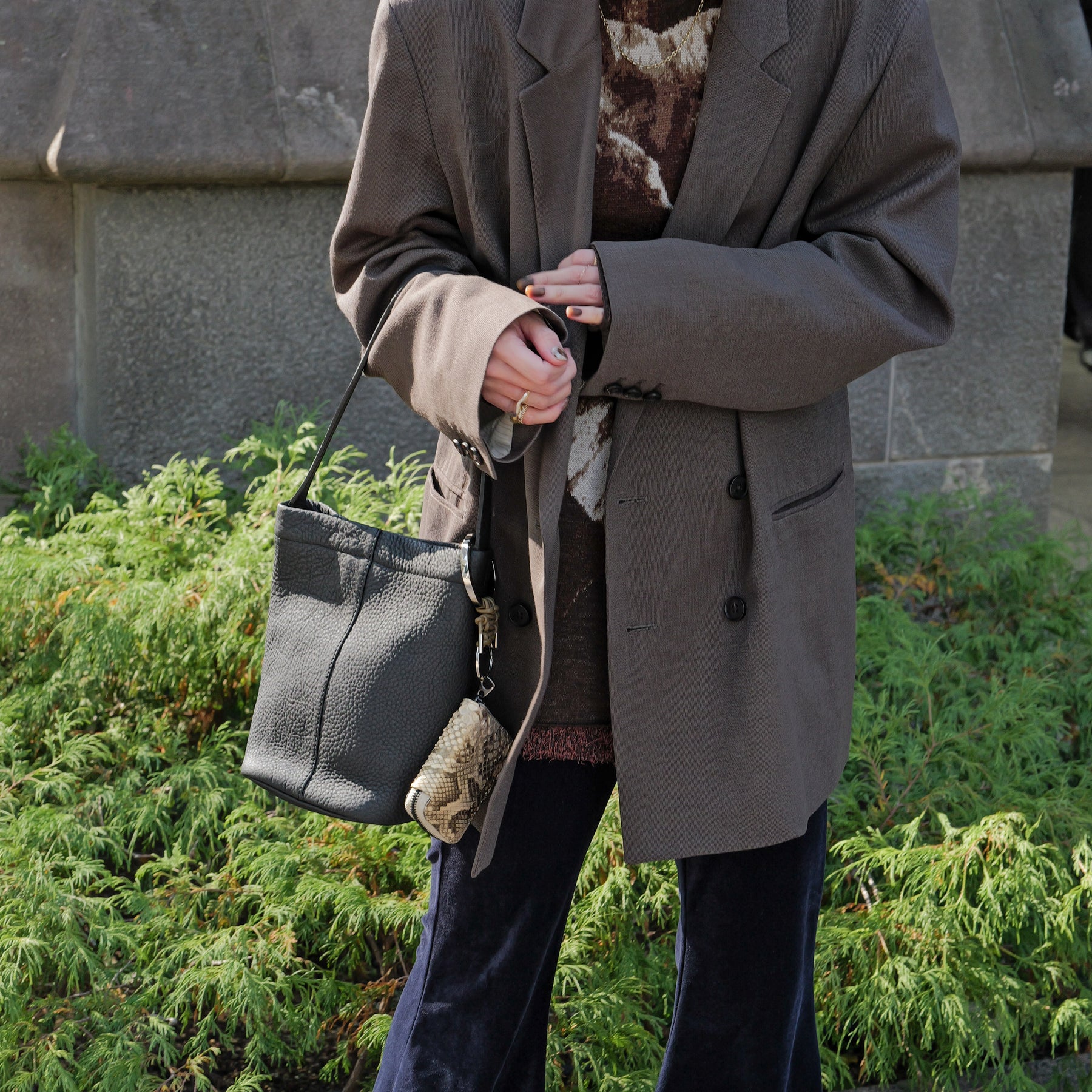 MARY BUCKET SHOULDER MINI / DIPLO SKY｜上品レザー ミニバケットバッグ｜ITTI（イッチ）公式｜メンズ レディース モデル 着用イメージ スタイリング コーディネート