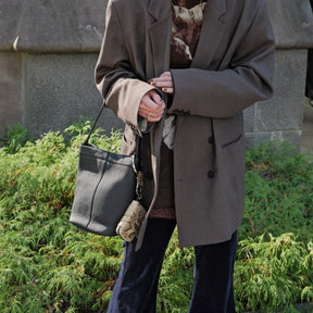 MARY BUCKET SHOULDER MINI / DIPLO SKY｜上品レザー ミニバケットバッグ｜ITTI（イッチ）公式｜メンズ レディース モデル 着用イメージ スタイリング コーディネート