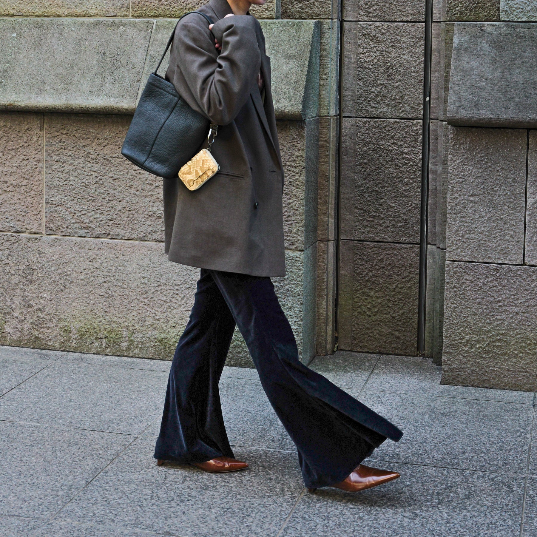 MARY BUCKET SHOULDER MINI / DIPLO SKY｜上品レザー ミニバケットバッグ｜ITTI（イッチ）公式｜メンズ レディース モデル 着用イメージ スタイリング コーディネート