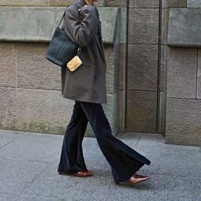 MARY BUCKET SHOULDER MINI / DIPLO SKY｜上品レザー ミニバケットバッグ｜ITTI（イッチ）公式｜メンズ レディース モデル 着用イメージ スタイリング コーディネート