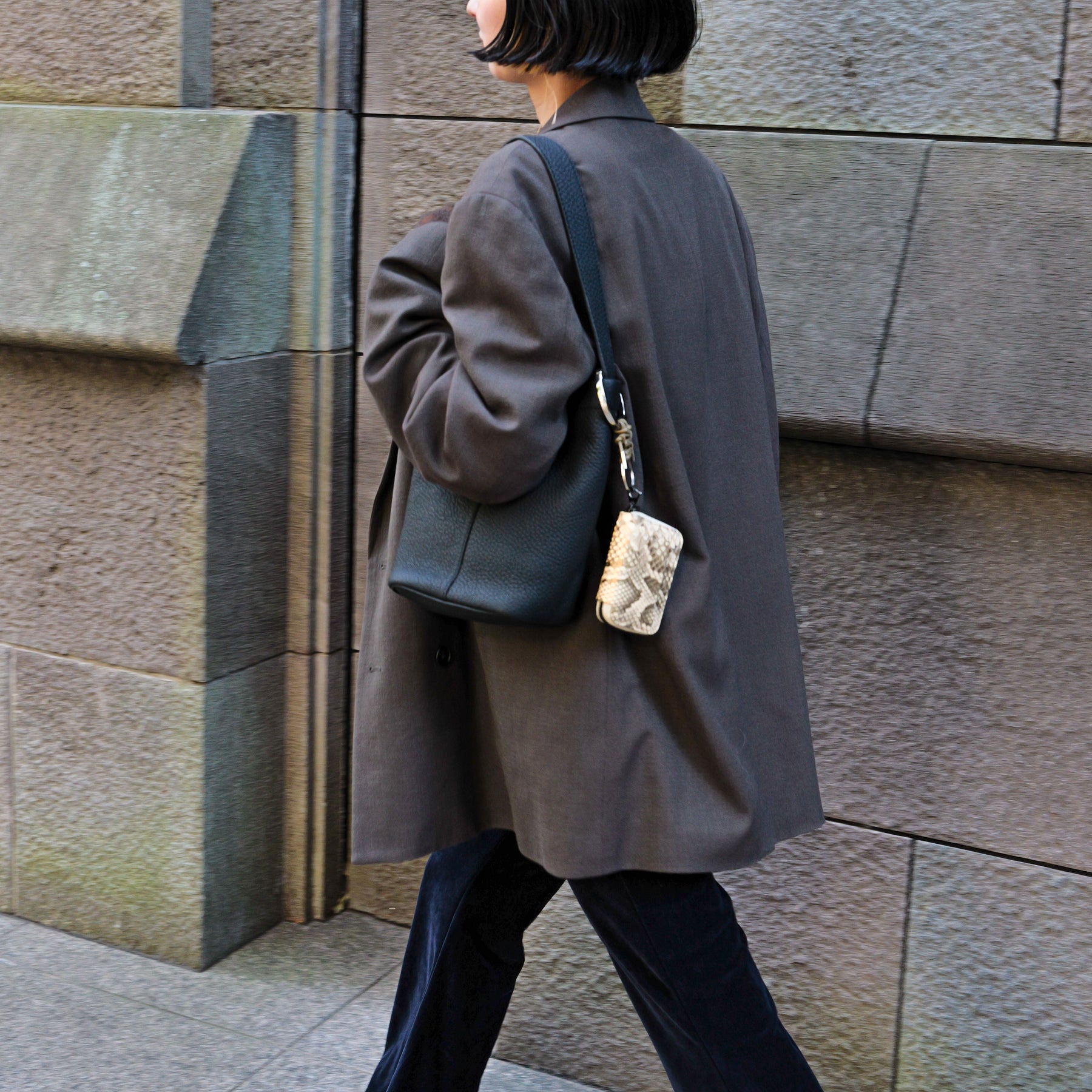 MARY BUCKET SHOULDER MINI / DIPLO SKY｜上品レザー ミニバケットバッグ｜ITTI（イッチ）公式｜メンズ レディース モデル 着用イメージ スタイリング コーディネート