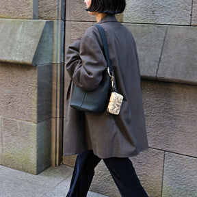 MARY BUCKET SHOULDER MINI / DIPLO SKY｜上品レザー ミニバケットバッグ｜ITTI（イッチ）公式｜メンズ レディース モデル 着用イメージ スタイリング コーディネート