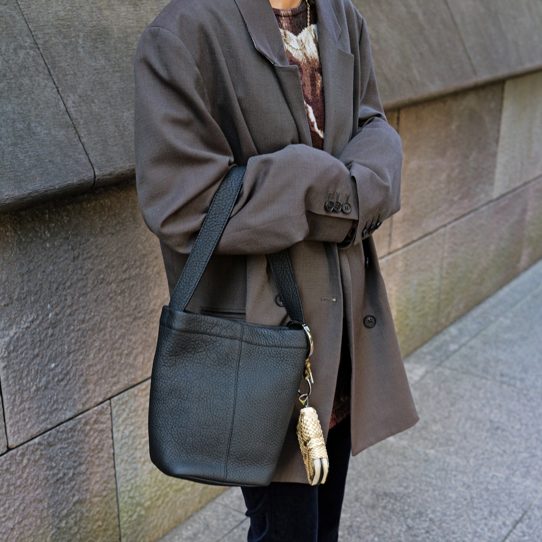 MARY BUCKET SHOULDER MINI / DIPLO SKY｜上品レザー ミニバケットバッグ｜ITTI（イッチ）公式｜メンズ レディース モデル 着用イメージ スタイリング コーディネート