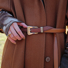 ITTI (イッチ) | Metal by The Letters SLIM WESTERN BELT / STNB (メタルバイザレターズ スリムウエスタンベルト / スムースヌバック) | 切り替え レザー ブランド 贈り物 ギフト プレゼント | レディース モデル 着用