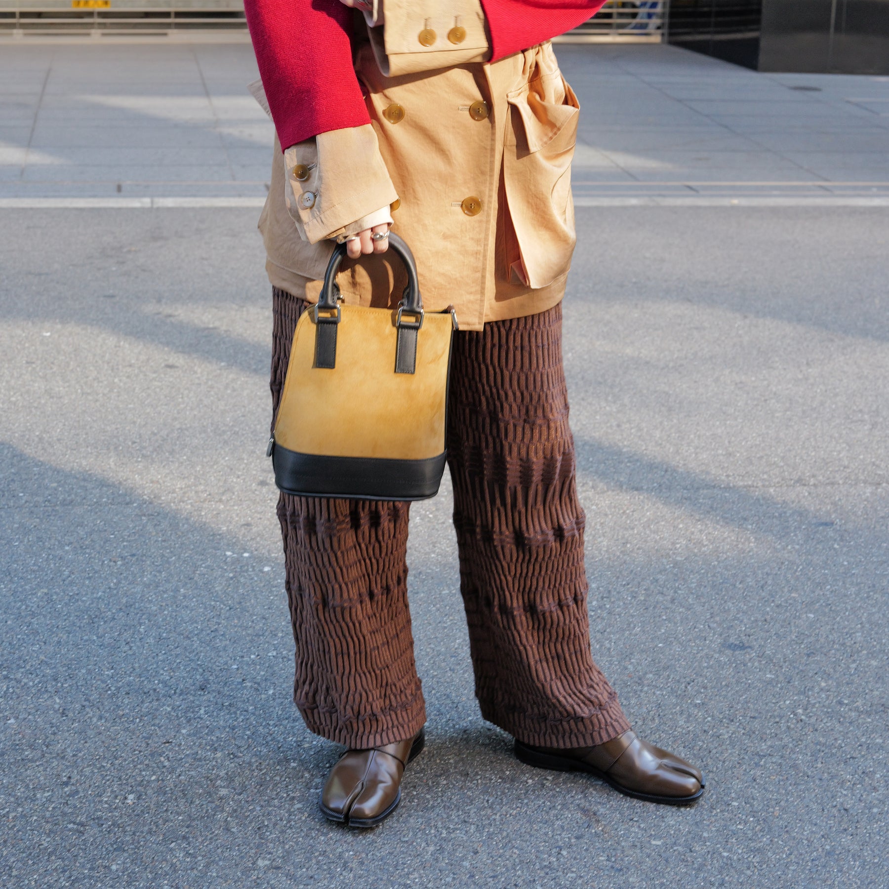 BONNIE VERTICAL TOTE - XS / MOSSA LDN｜ミニトートバッグ スエード 軽量 撥水｜ITTI（イッチ）公式｜レディースモデル着用 コーディネート スタイリング