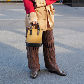 BONNIE VERTICAL TOTE - XS / MOSSA LDN｜ミニトートバッグ スエード 軽量 撥水｜ITTI（イッチ）公式｜レディースモデル着用 コーディネート スタイリング