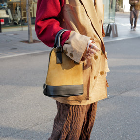 BONNIE VERTICAL TOTE - XS / MOSSA LDN｜ミニトートバッグ スエード 軽量 撥水｜ITTI（イッチ）公式｜レディースモデル着用 コーディネート スタイリング