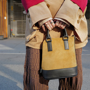 BONNIE VERTICAL TOTE - XS / MOSSA LDN｜ミニトートバッグ スエード 軽量 撥水｜ITTI（イッチ）公式｜レディースモデル着用 コーディネート スタイリング