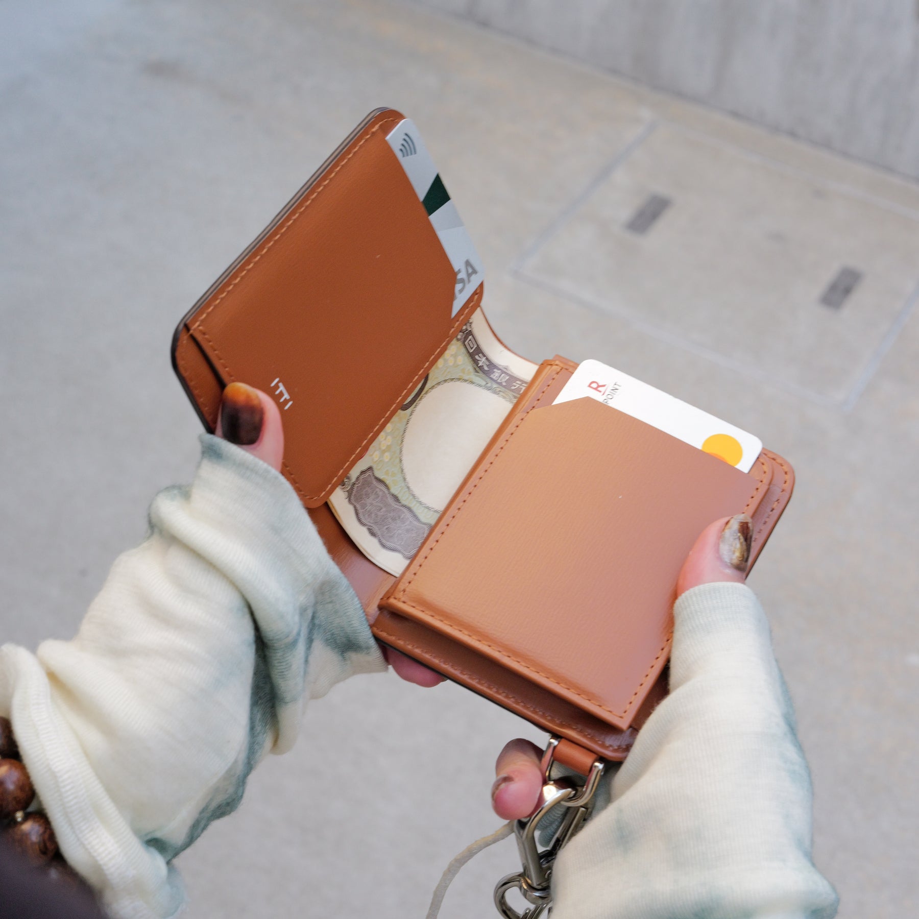 CRISTY WIND COMPACT WLT / RAPTO PREMIER｜本革 二つ折り ミニ財布｜ITTI（イッチ）公式｜メンズ レディース モデル 手持ち