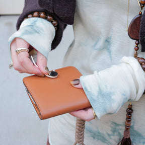 CRISTY WIND COMPACT WLT / RAPTO PREMIER｜本革 二つ折り ミニ財布｜ITTI（イッチ）公式｜メンズ レディース モデル 手持ち