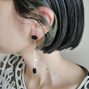 Dualism Long Earrings - SILVER / RAGBAG (デュアリズム ロング イヤリング・ピアス - シルバー / ラグバッグ) - ICHI GALLERY 淡水パール ブラックオニキス チェーン デンマーク ジュエリー アクセサリー ブランド レディース ウィメンズ 女性