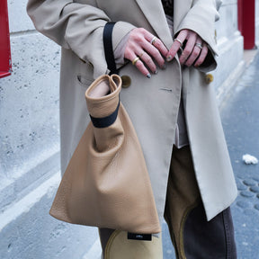ITTI (イッチ) | ANNIE RICE BAG iii / DIPLO SKY(アニーライスバッグ/ディプロスカイ) レザー 巾着 ポーチ カバン ハンドバッグ 手持ち メンズ レディース 鞄 カバン かばん ブランド  キャメル 茶色 ブラウン ベージュ ライト 