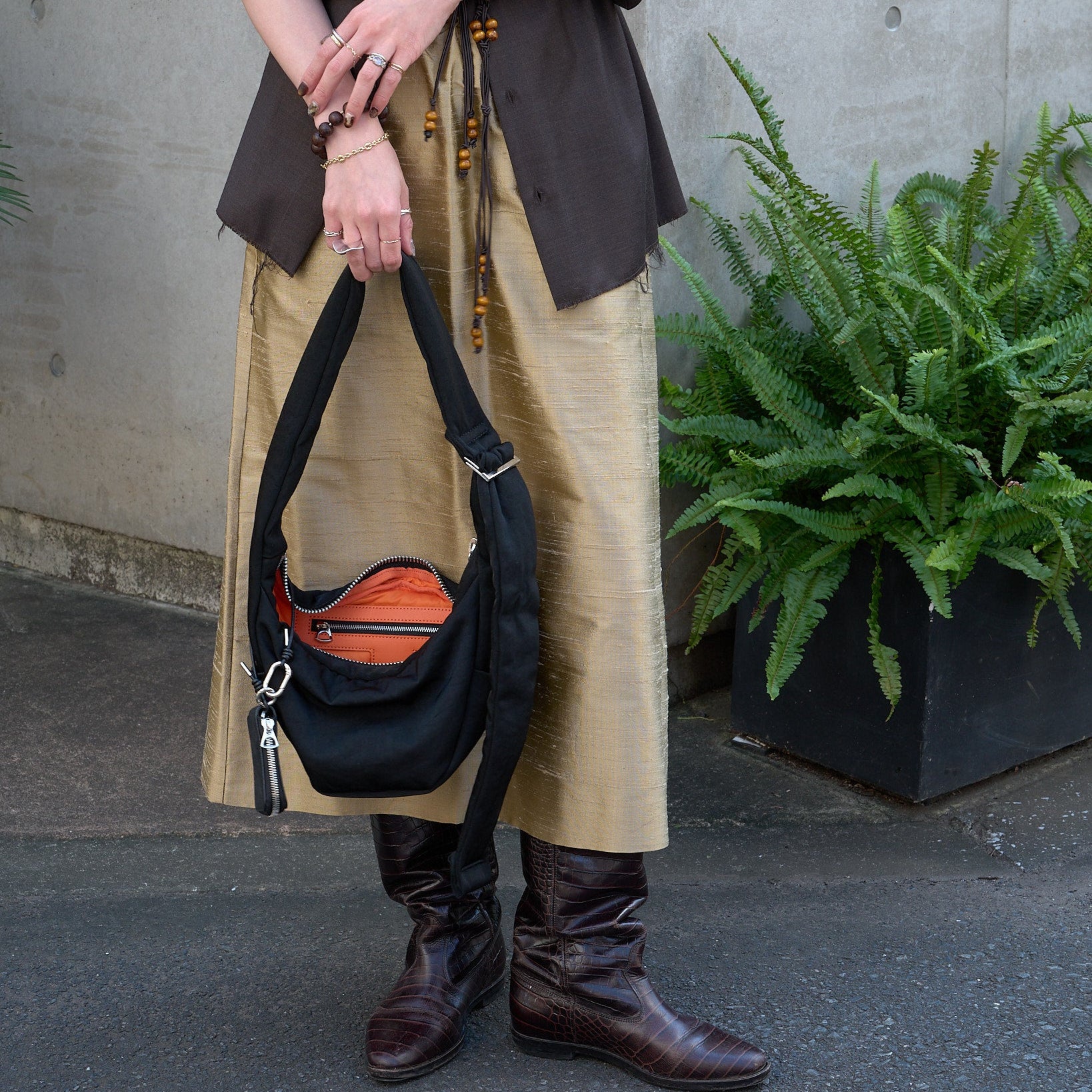 ANNIE PUFFER MINI MOON BAG / ACRYLIC CERATO BRIGHT｜ハリのある塩縮ナイロンのミニ三日月ショルダーバッグ メンズ レディース｜ITTI（イッチ）公式