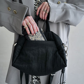 ITTI (イッチ) | ANNIE PUFFER MINI MADISON BAG / CERATO BRIGHT (アニーパファーミニマディソンバッグ / シェラトブライト) | 鞄 斜め掛け 手持ち かばん ミニ カバン ショルダー ナイロン 中綿 旅行 お出かけ 買い物 メンズ レディース ブランド ブラック 黒 black スタイリング コーディネート ファッション スナップ