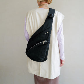 ITTI (イッチ) | ANNIE PUFFER SLING BAG / CERATO BRIGHT (アニーパファースリングバッグ / シェラトブライト) | 鞄 カバン かばん ショルダー 斜め掛け ナイロン 中綿 ブラック ブラウン 黒 茶色 メンズ レディース ブランド  　スタイリング コーディネート ファッション スナップ