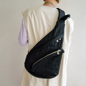 ITTI (イッチ) | ANNIE PUFFER SLING BAG / CERATO BRIGHT (アニーパファースリングバッグ / シェラトブライト) | 鞄 カバン かばん ショルダー 斜め掛け ナイロン 中綿 ブラック ブラウン 黒 茶色 メンズ レディース ブランド  　スタイリング コーディネート ファッション スナップ