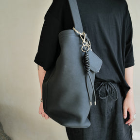 ITTI (イッチ) | MARY BUCKET SHOULDER / DIPLO SKY(マリーバケットショルダー/ディプロスカイ) レザー 本革 バッグ トート メンズ レディース 大きめ 鞄 かばん 本革 裏地つき 黒 白 ベージュ ブラック アイボリー トープ ブランド