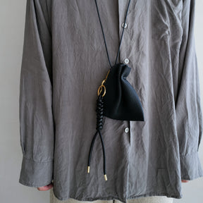 ITTI (イッチ) | HERRIE KINCHAKU POUCH - XXS / DIPLO SKY(ヘリー キンチャクポーチ - ダブルエックスエス / ディプロスカイ) 巾着 レザー ショルダー アクセサリー ファッション メンズ レディース 小物入れ ecco社 ブラック アイボリー black ivory 黒 白