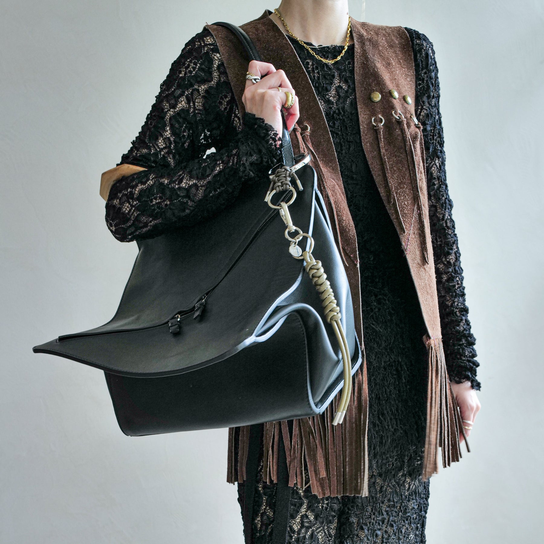 HERRIE BOX PREMIER / RAPTO FLEX｜完成度を極めたレザーボックスバッグ メンズ レディース｜女性着用スタイリング コーディネート｜ITTI（イッチ）公式 