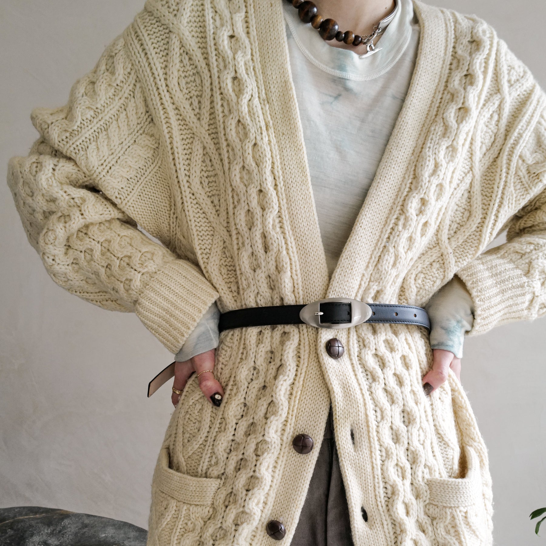 ITTI (イッチ) | HERRIE W BUCKLE BELT / RAPTO FLEX (ヘリーダブルバックルベルト / ラプトフレックス)｜スムース レザー メンズ レディース ギフト プレゼント 贈り物｜女性モデル 着用 スタイリング コーディネート