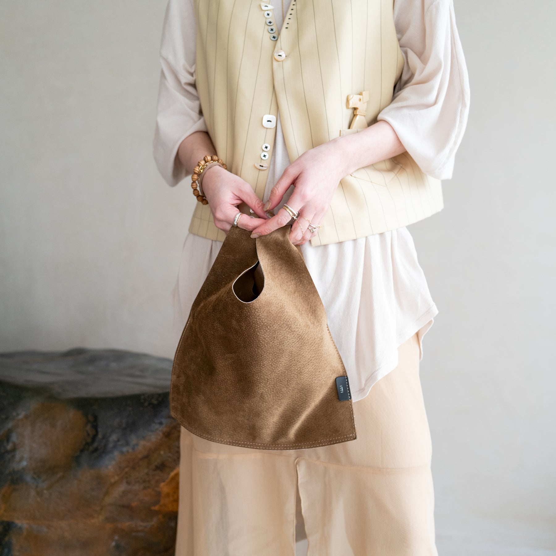 ANNIE REGISTER POUCH / PS｜豚革 ピッグスエード 軽量 コンパクト エコバッグ レジ袋型 メンズ レディース｜ITTI（イッチ）公式