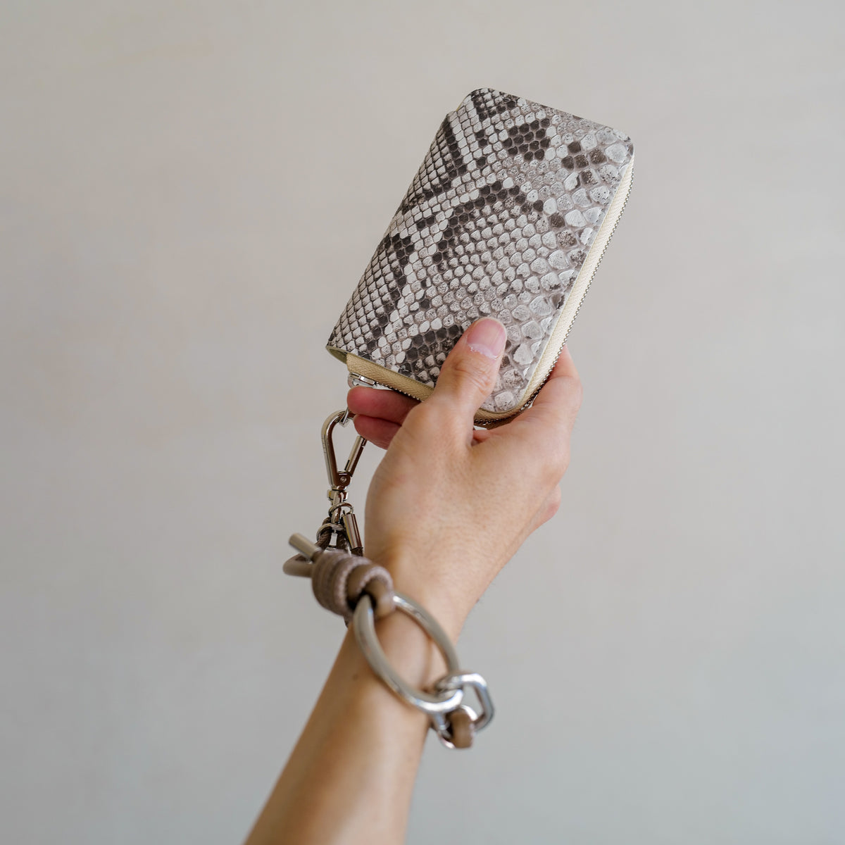 CRISTY KNOT CODE CHARM / RAPTO JP｜レザーコード チャーム キーリング スマホ ウォレット 本革 チャーム メンズ レディース ブランド｜ITTI（イッチ）公式