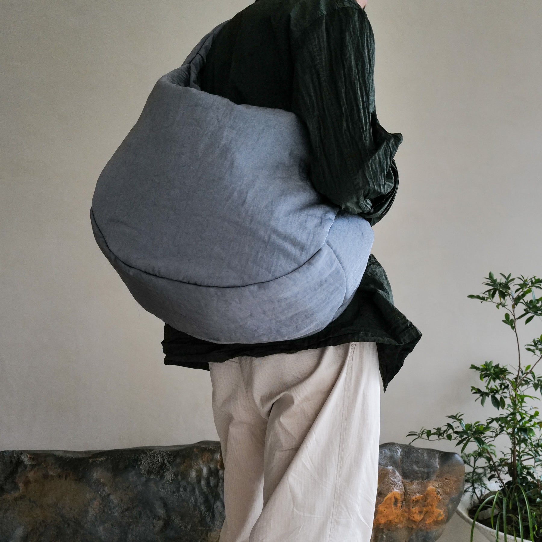 ANNIE PUFFER BIG MOON BAG / CERATO BRIGHT｜中綿入りナイロン ショルダーバッグ 大容量 軽量 ユニセックス｜ITTI（イッチ）公式