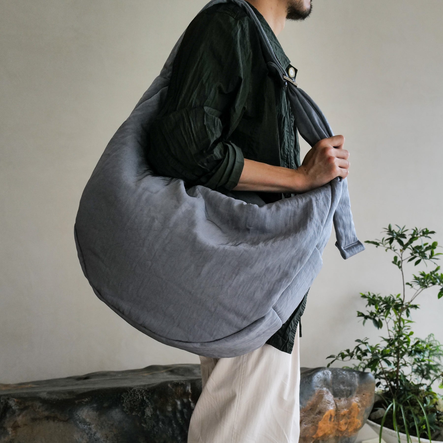 ANNIE PUFFER BIG MOON BAG / CERATO BRIGHT｜中綿入りナイロン ショルダーバッグ 大容量 軽量 ユニセックス｜ITTI（イッチ）公式