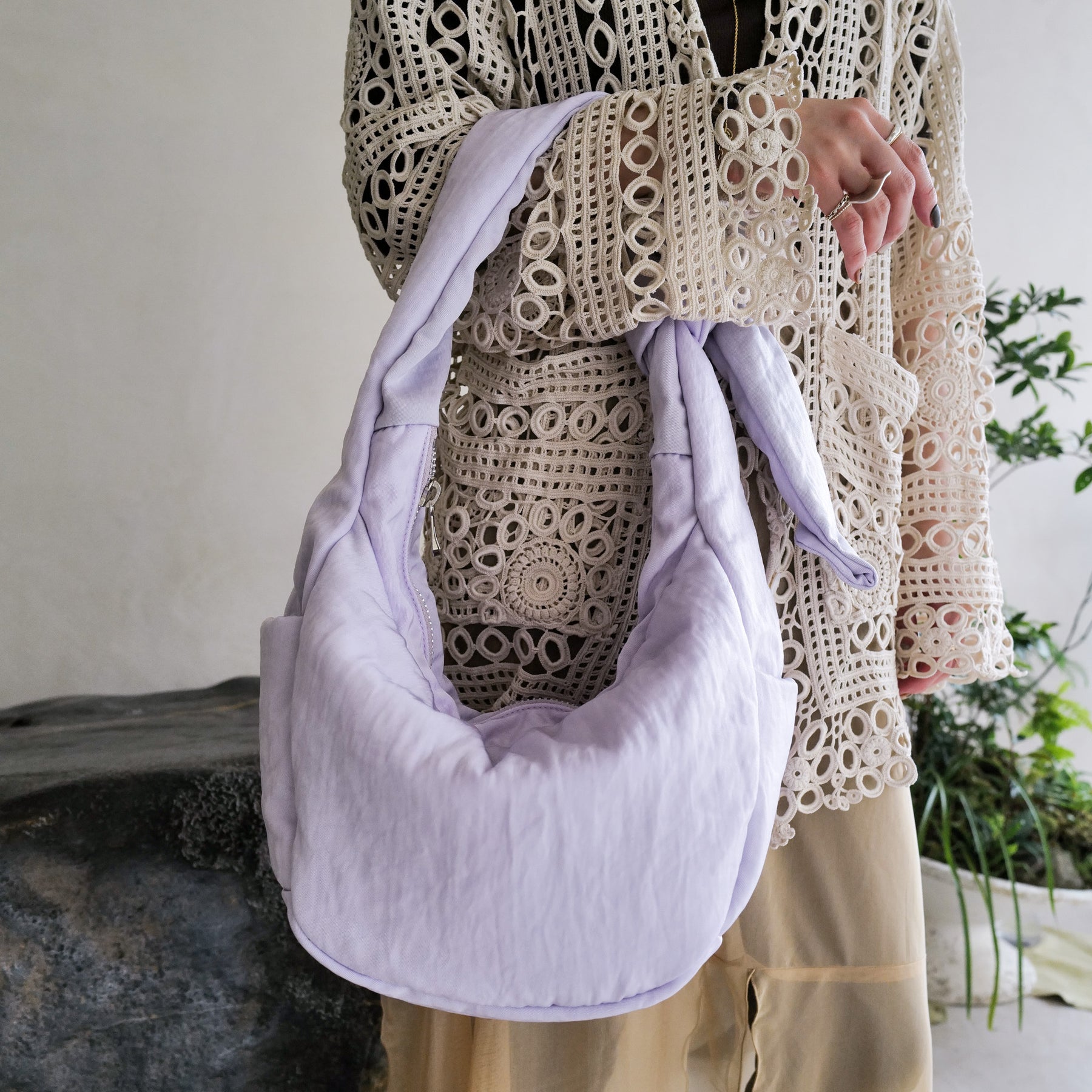 ANNIE PUFFER TOWN MOON BAG / CERATO BRIGHT｜三日月バッグ 軽量 撥水 ショルダー 中綿 ナイロン メンズ レディース｜ITTI（イッチ）公式