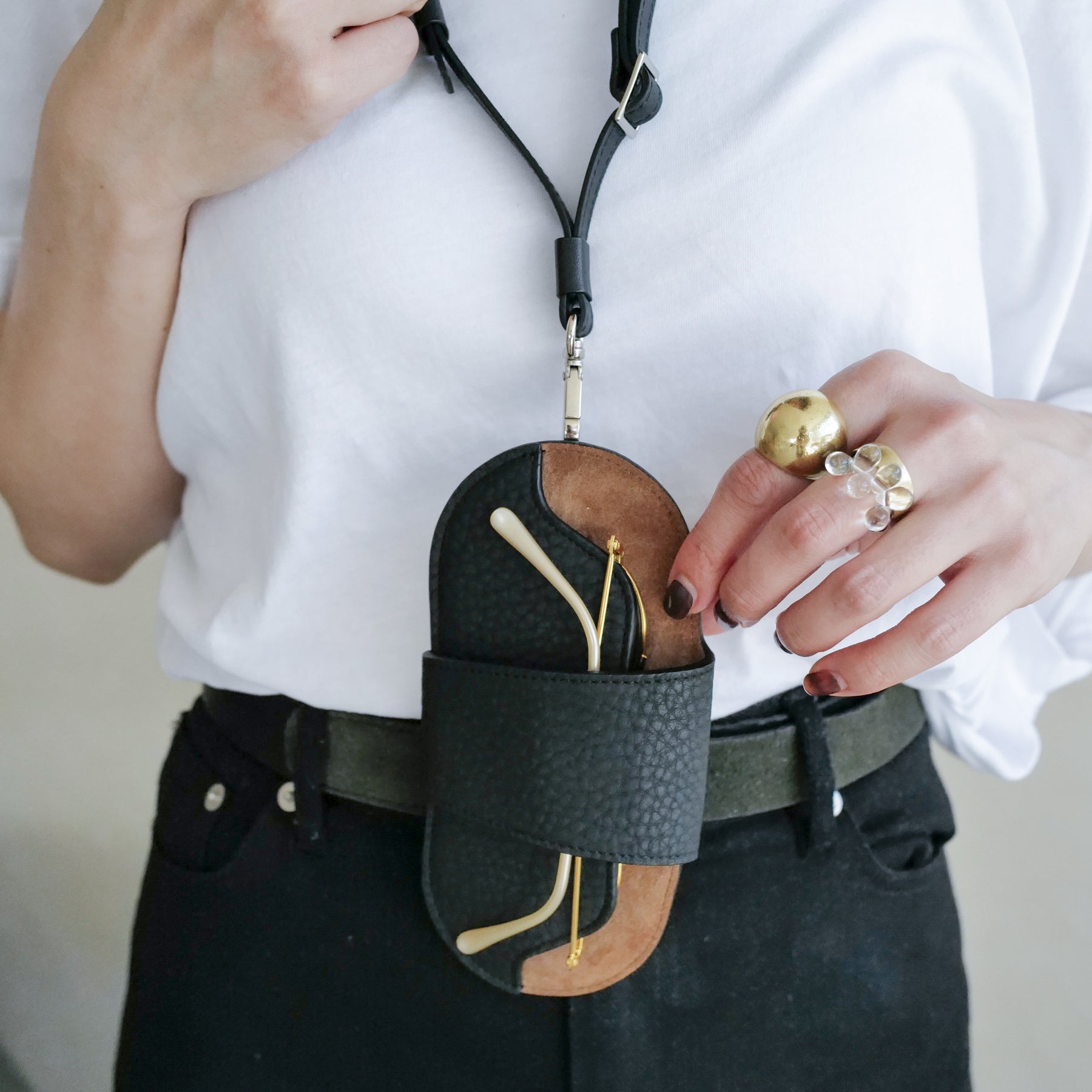 HERRIE GLASSES NECKLACE / DIPLO SKY｜ECCO社製シュリンクレザー使用 グラスケースネックレス メンズ レディース｜ITTI（イッチ）公式