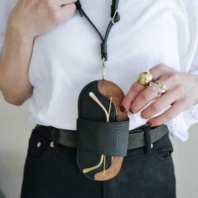 HERRIE GLASSES NECKLACE / DIPLO SKY｜ECCO社製シュリンクレザー使用 グラスケースネックレス メンズ レディース｜ITTI（イッチ）公式