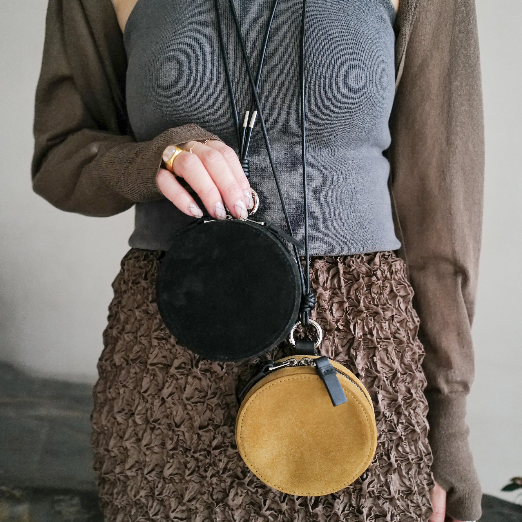 MICHELLE CIRCLE POUCH / MOSSA LDN｜イタリア製弱撥水スエード使用 本革サークルポーチ ミニバッグ メンズ レディース ギフト｜ITTI（イッチ）公式