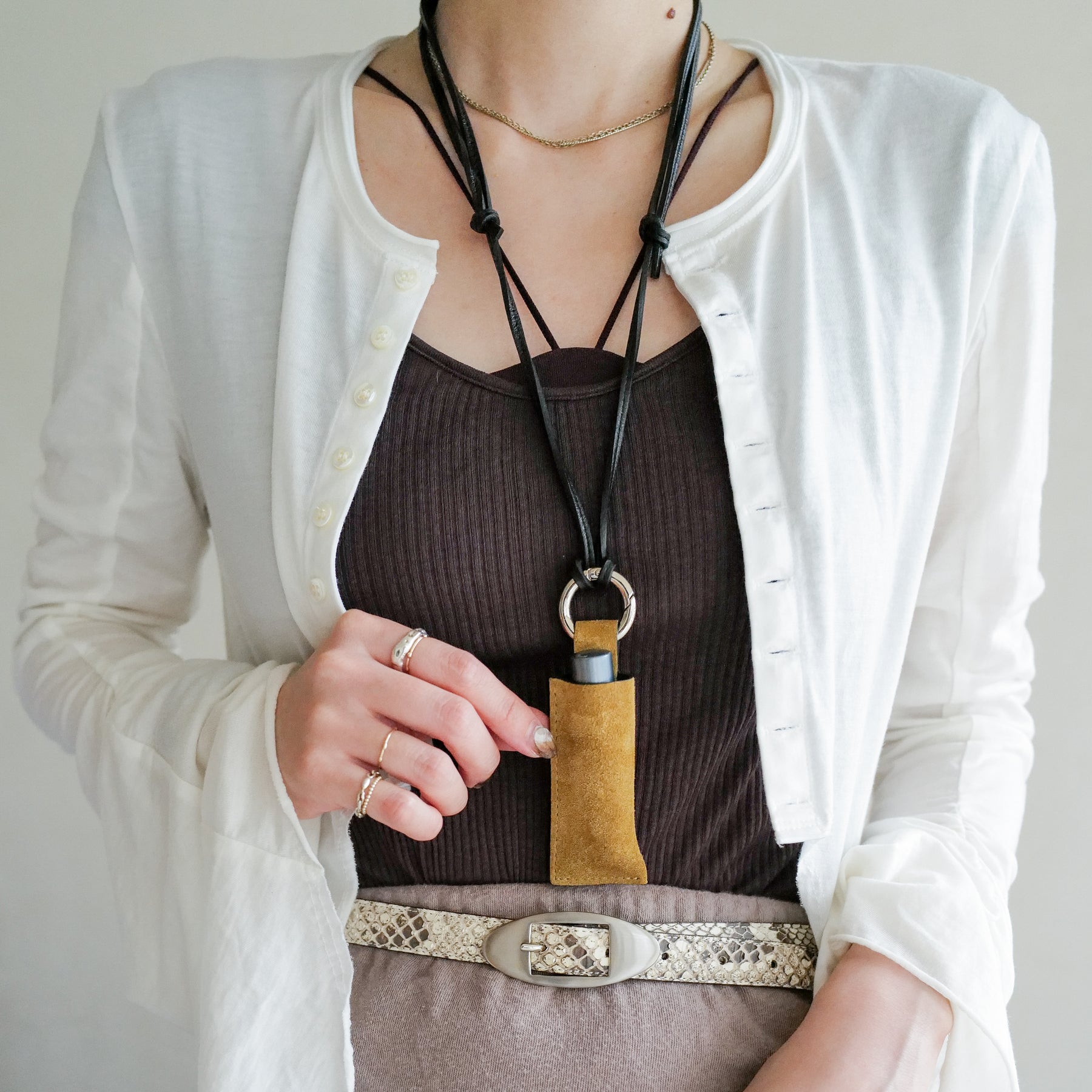 HERRIE LIP RING / MOSSA LDN｜本革リップケース カラビナ付き ネックストラップ メンズ レディース ギフト｜ITTI（イッチ）公式