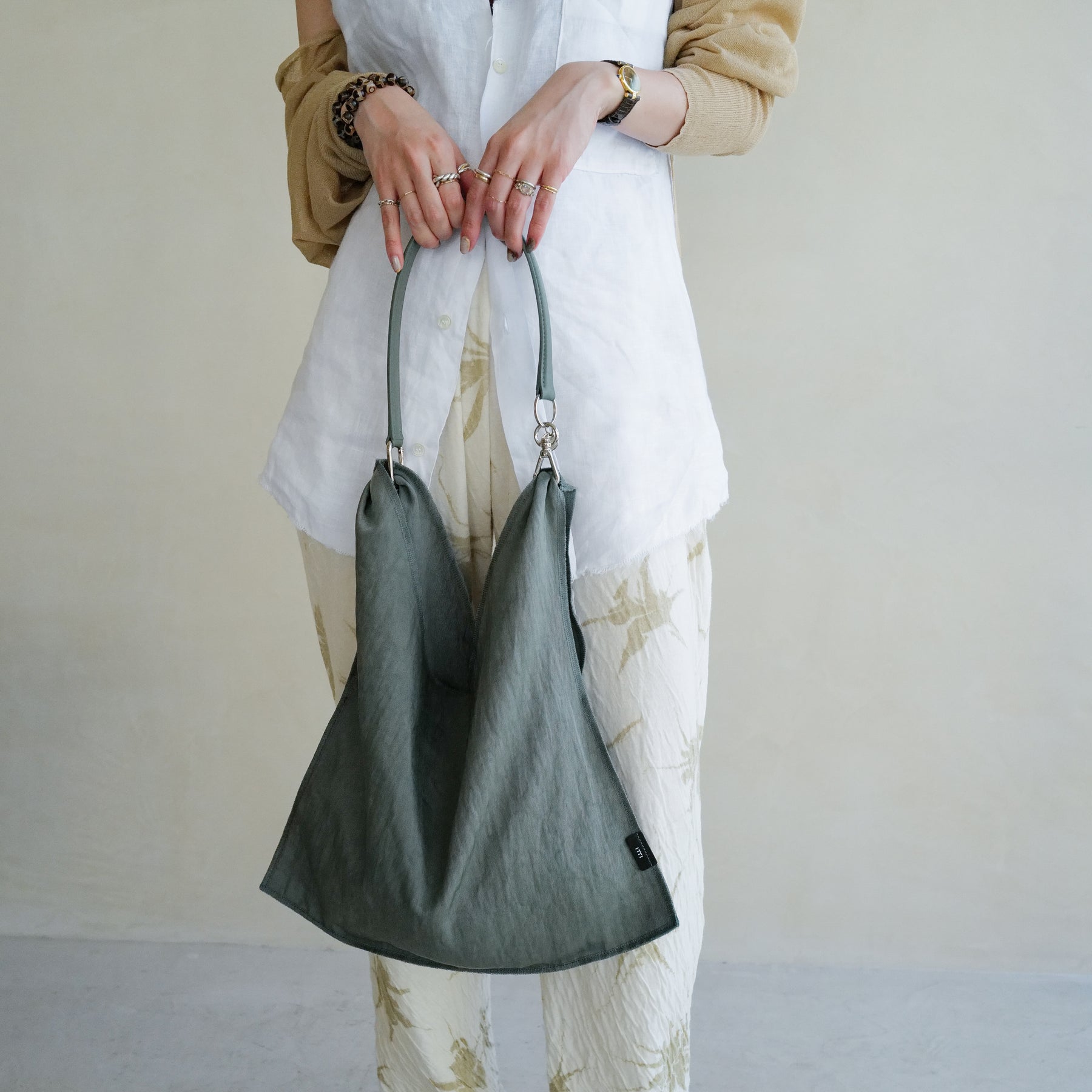 ANNIE REGISTER BAG - M / CERATO BRIGHT｜ミニマルデザインのナイロンバッグ メンズ レディース｜ITTI（イッチ）公式