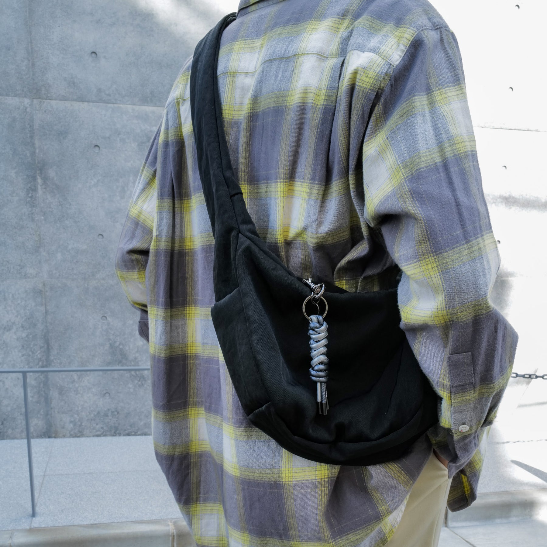 ANNIE PUFFER MINI MOON BAG / ACRYLIC CERATO BRIGHT｜ハリのある塩縮ナイロンのミニ三日月ショルダーバッグ メンズ レディース｜ITTI（イッチ）公式