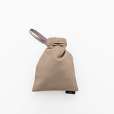 ITTI (イッチ) | ANNIE RICE BAG iii / DIPLO SKY(アニーライスバッグ/ディプロスカイ) レザー 巾着 ポーチ カバン ハンドバッグ メンズ レディース ユニセック ミニ かばん 鞄 革 黒 クロ ブラック グレージュ トープ