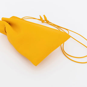 TTI (イッチ) | HERRIE KINCHAKU POUCH - PM / DIPLO SKY(ヘリー キンチャクポーチ - ピーエム / ディプロスカイ)レザー 巾着 バッグ カバン 鞄 かばん ポーチ 本革 黄色 イエロー グレー 灰色 ねずみ ミニ メンズ レディース ユニセックス