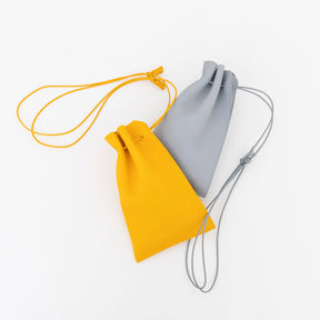 TTI (イッチ) | HERRIE KINCHAKU POUCH - PM / DIPLO SKY(ヘリー キンチャクポーチ - ピーエム / ディプロスカイ)レザー 巾着 バッグ カバン 鞄 かばん ポーチ 本革 黄色 イエロー グレー 灰色 ねずみ ミニ メンズ レディース ユニセックス