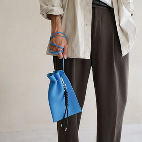 HERRIE KINCHAKU POUCH - PM / DIPLO SKY - 25Q3｜シュリンクレザーの巾着ポーチ メンズ レディース｜ITTI（イッチ）公式