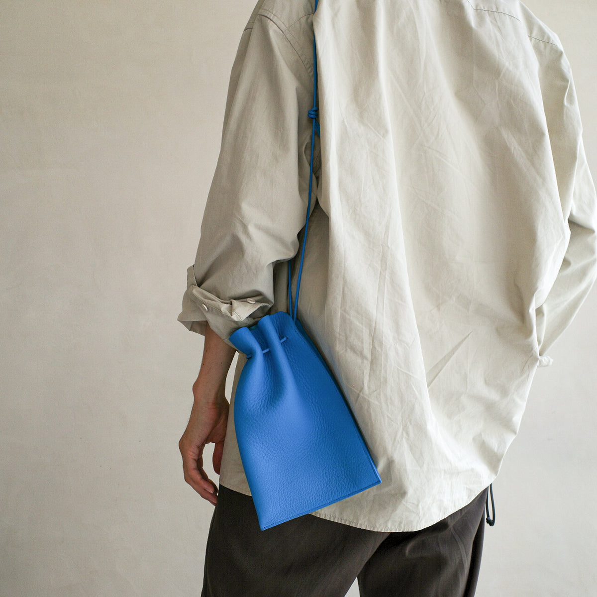 HERRIE KINCHAKU POUCH - PM / DIPLO SKY - 25Q3｜シュリンクレザーの巾着ポーチ メンズ レディース｜ITTI（イッチ）公式