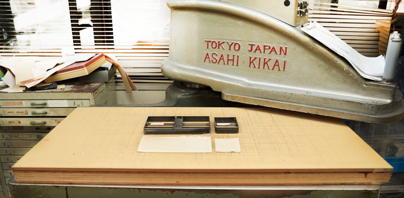 タッグを組む工は、各人が老舗工場で経験を積み、その後、独立し集まった30代を中心とした若いチーム。同じ感性を持った高感度の職人と共にモノを作り上げています。